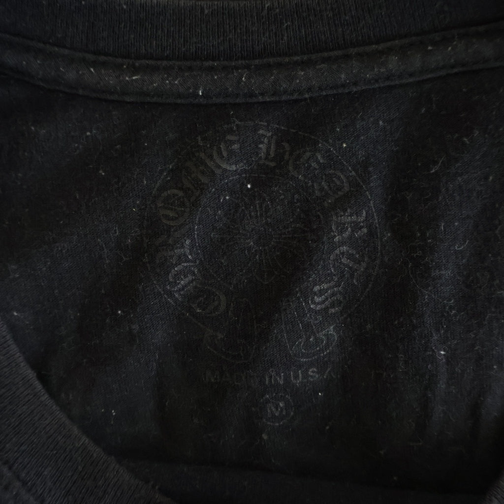 CHROME HEARTS(クロムハーツ) BACK ARCH LOGO SCROLL RAVEL USA PRINT TEE バックアーチ ロゴ スクロール ラベル プリント コットン クルーネック カットソー 半袖 Tシャツ ブラック