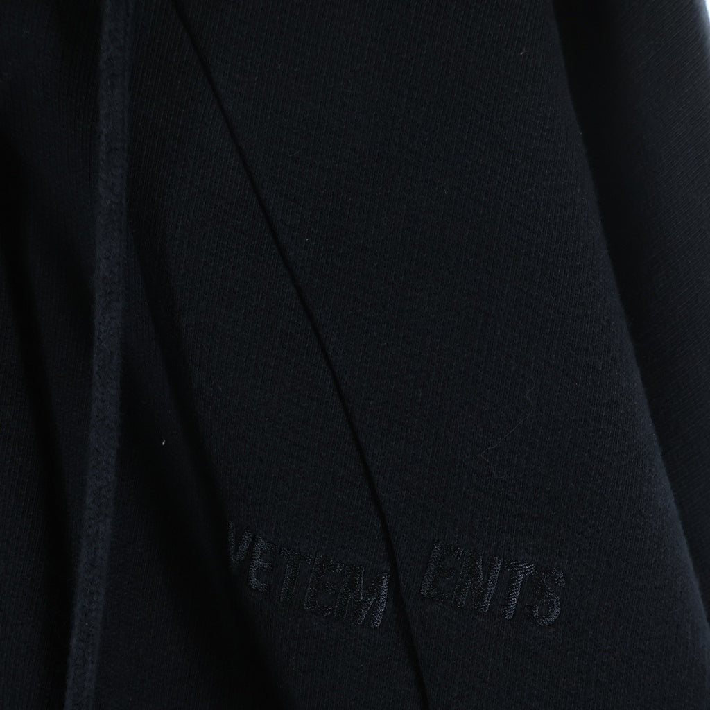 VETEMENTS(ヴェトモン) 23SS BLACKOUT CUT UP HOODIE ブラックアウト カットアップ ドッキング加工 ジップアップパーカー フーディー ブラック UA65HD413B