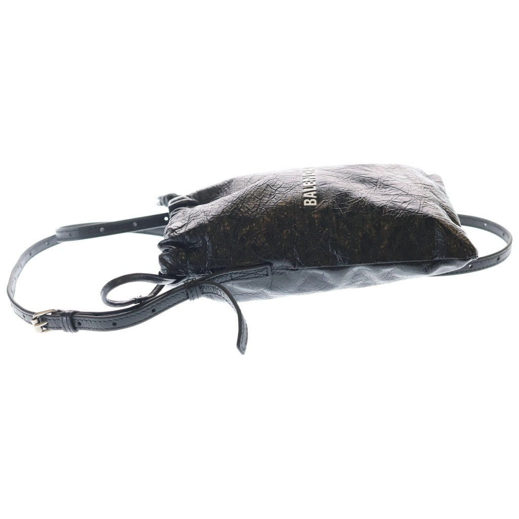 BALENCIAGA(バレンシアガ) 26SS SHOPPER PHONE HOLDER ショッパー フォンホルダー デボス加工ロゴ ラムスキン レザーショルダーバッグ ブラック 852930 2ABH6