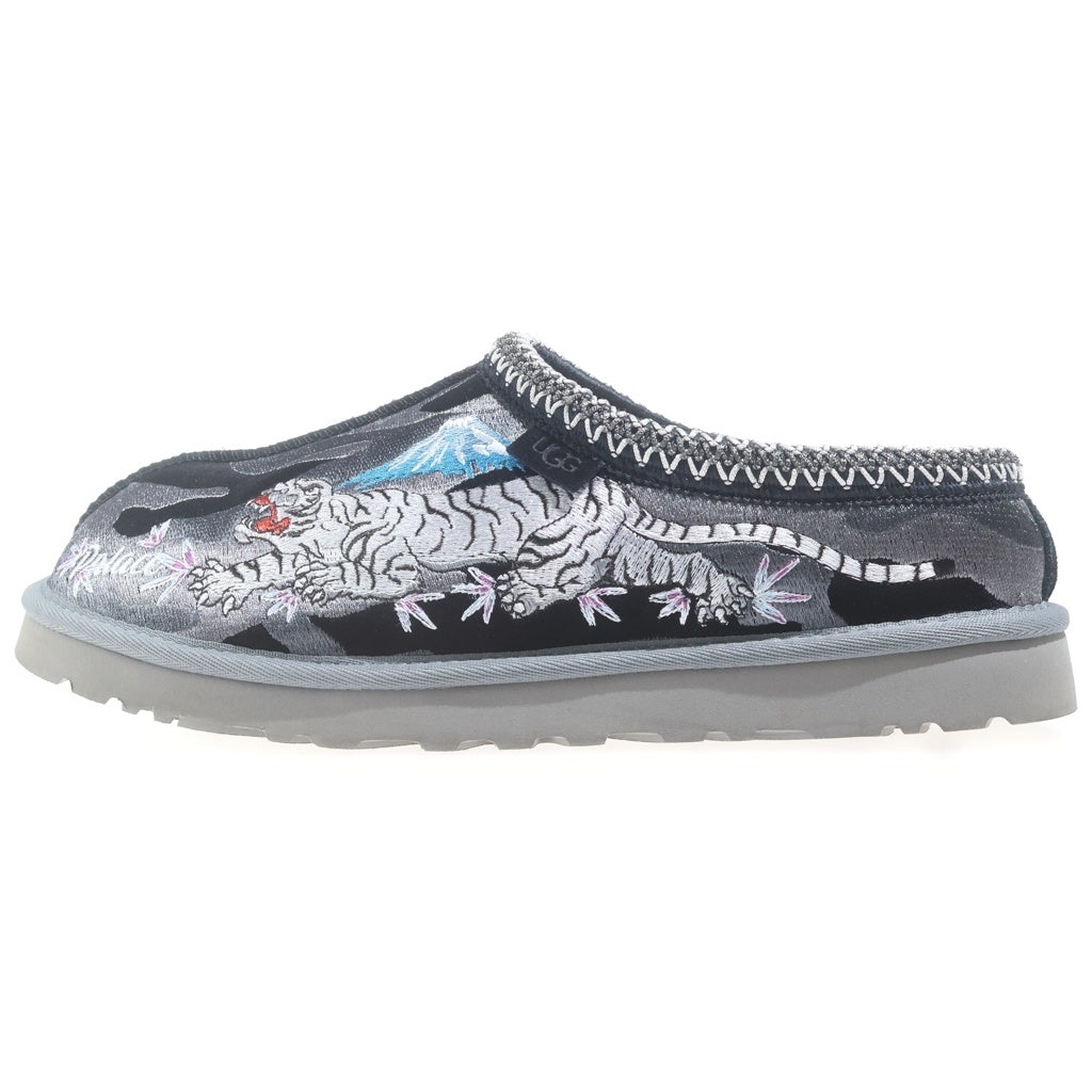 UGG(アグ) 24AW ×PALACE TASMAN SLIPPER BLACK CAMO パレス ブラックカモ 刺繍デザイン タスマンスリッパ ミュール ブラック/パープル 1172070-BKCA