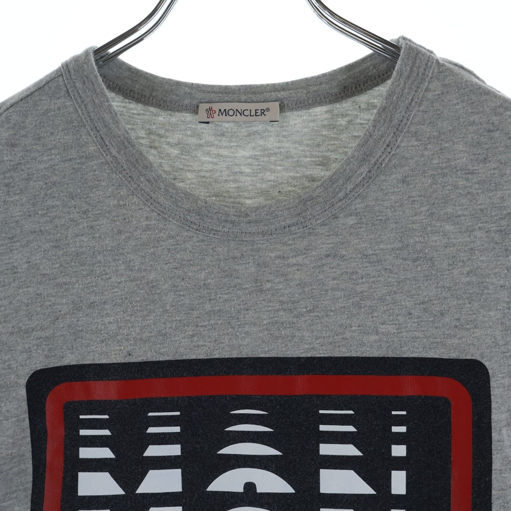 MONCLER(モンクレール) 20SS MAGLIA T-SHIRT マリア フロントプリント ロゴワッペン クルーネック半袖Tシャツ カットソー グレー F10918C71010 8390T