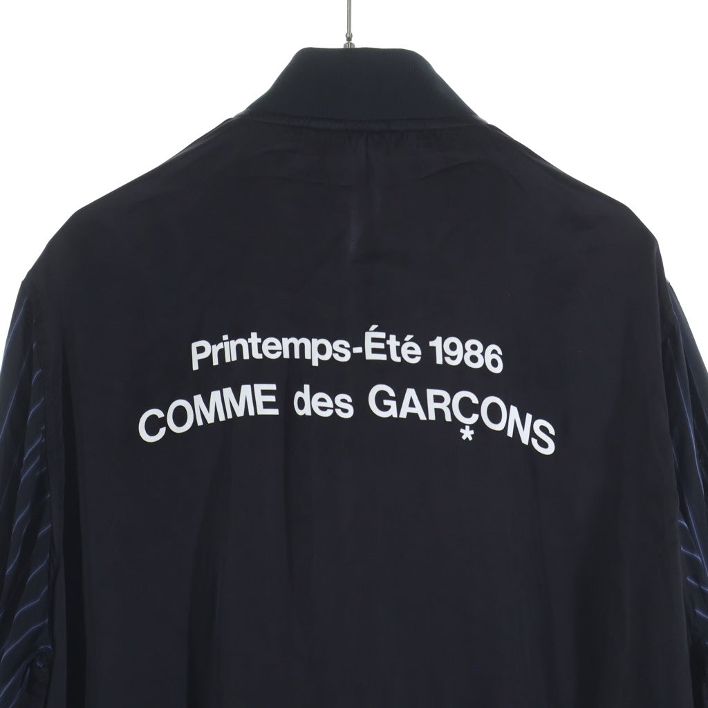 GOOD DESIGN SHOP COMME des GARCONS(グッドデザインショップ コムデギャルソン) 17SS AD2016 バックロゴプリント 袖ストライプ キュプラ スタッフコート ブラック IH-C001