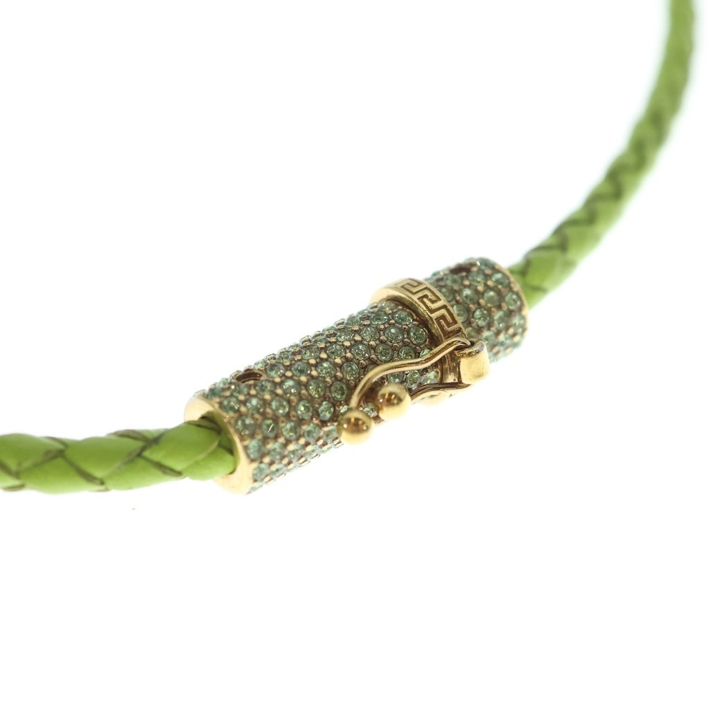 VERSACE(ヴェルサーチ) LEATHER CRYSTAL MEDUSA PENDANT NECKLESS レザー編み込み クリスタル メデューサ ロゴペンダント ネックレス イエロー 1GF1V