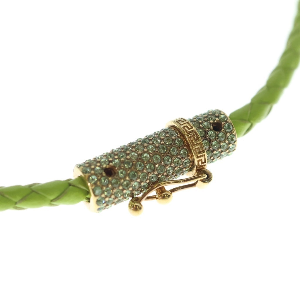 VERSACE(ヴェルサーチ) LEATHER CRYSTAL MEDUSA PENDANT NECKLESS レザー編み込み クリスタル メデューサ ロゴペンダント ネックレス イエロー 1GF1V レディース