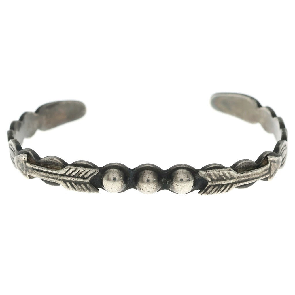 INDIAN JEWELRY(インディアンジュエリー) NAVAJO ナバホ族 ナバホパール アローモチーフ スタンプワーク ブレスレット バングル シルバー レディース