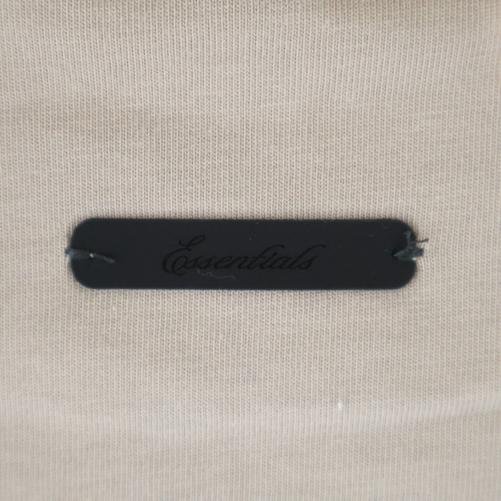 FEAR OF GOD ESSENTIALS(フィアオブゴッド エッセンシャルズ) MERCH TEE マーチ 両面ロゴプリント カットオフ Tシャツ 半袖カットソー ベージュ
