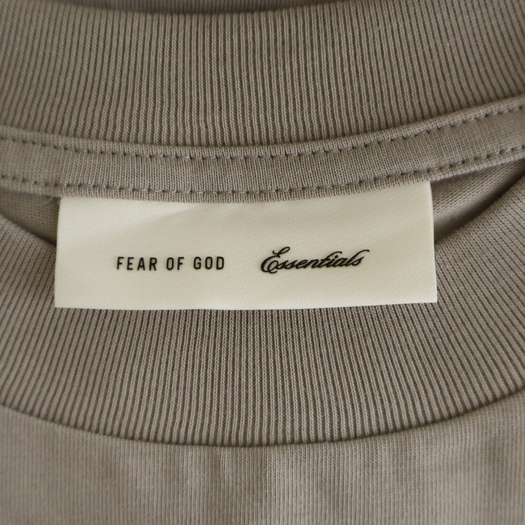 FEAR OF GOD ESSENTIALS(フィアオブゴッド エッセンシャルズ) MERCH TEE マーチ 両面ロゴプリント カットオフ Tシャツ 半袖カットソー ベージュ