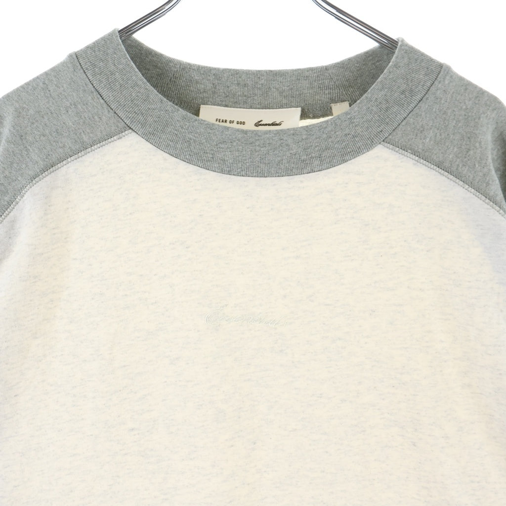 FEAR OF GOD ESSENTIALS(フィアオブゴッド エッセンシャルズ) 26SS SIGNATURE BASEBALL TEE シグネチャー ロゴ刺繍 ラグランスリーブ ベースボールカットソー グレー