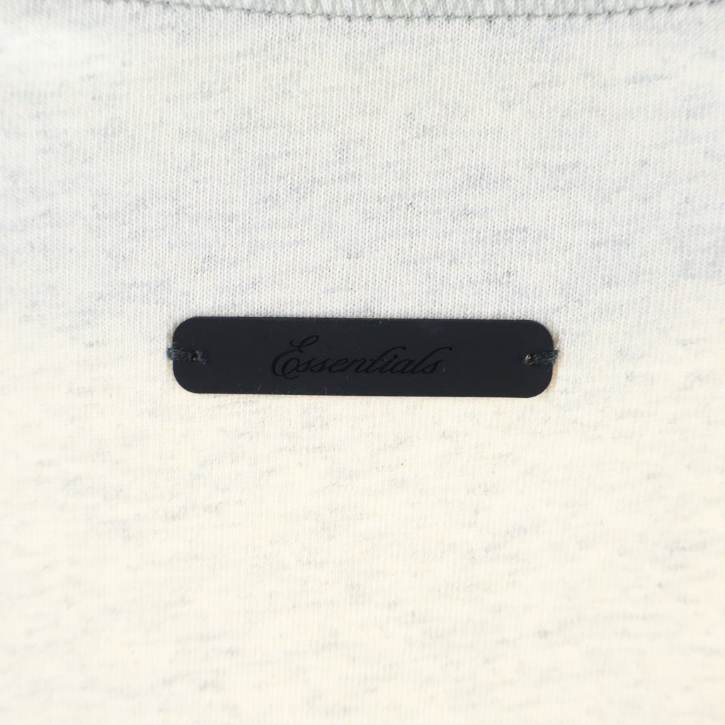 FEAR OF GOD ESSENTIALS(フィアオブゴッド エッセンシャルズ) 26SS SIGNATURE BASEBALL TEE シグネチャー ロゴ刺繍 ラグランスリーブ ベースボールカットソー グレー