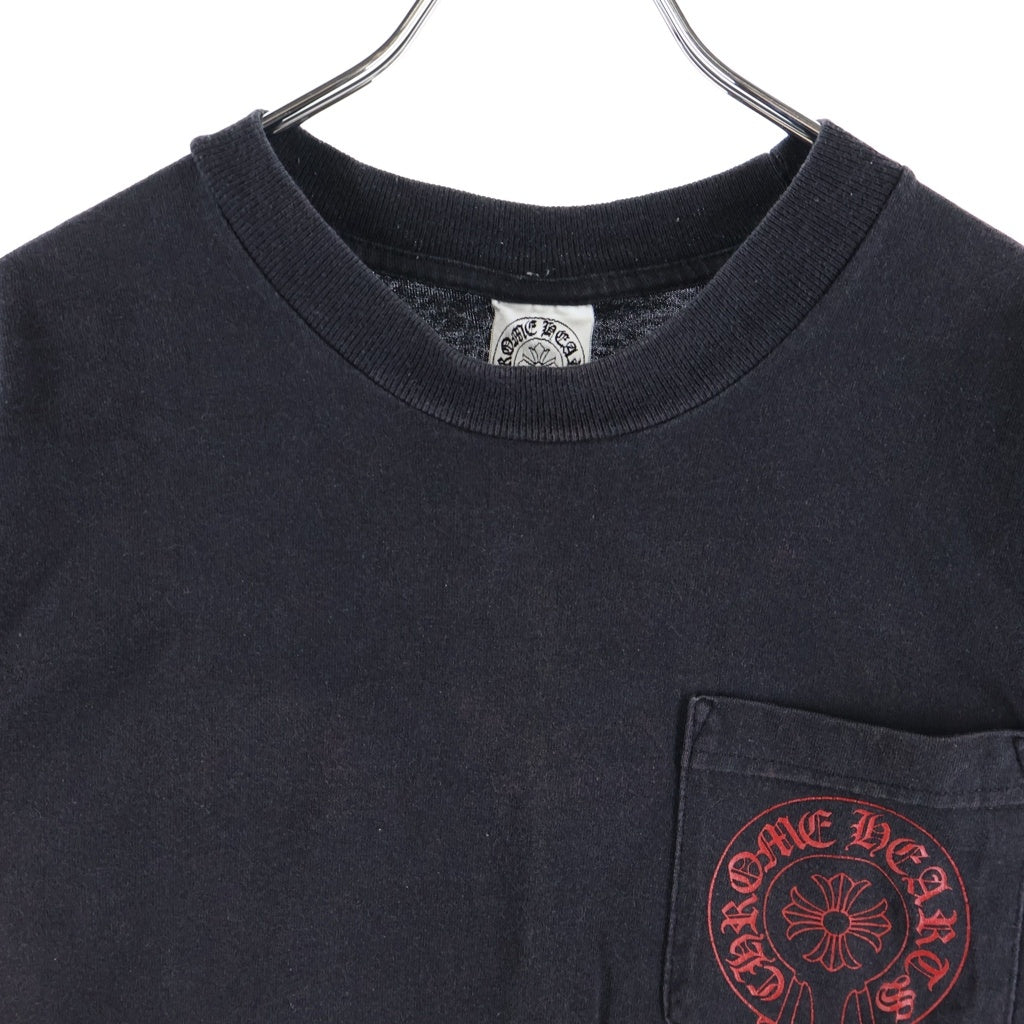 CHROME HEARTS(クロムハーツ) OLD HORSESHOE S/S POCKET T-SHIRT オールド バックサークルロゴプリント クルーネック半袖Tシャツ カットソー ブラック/レッド