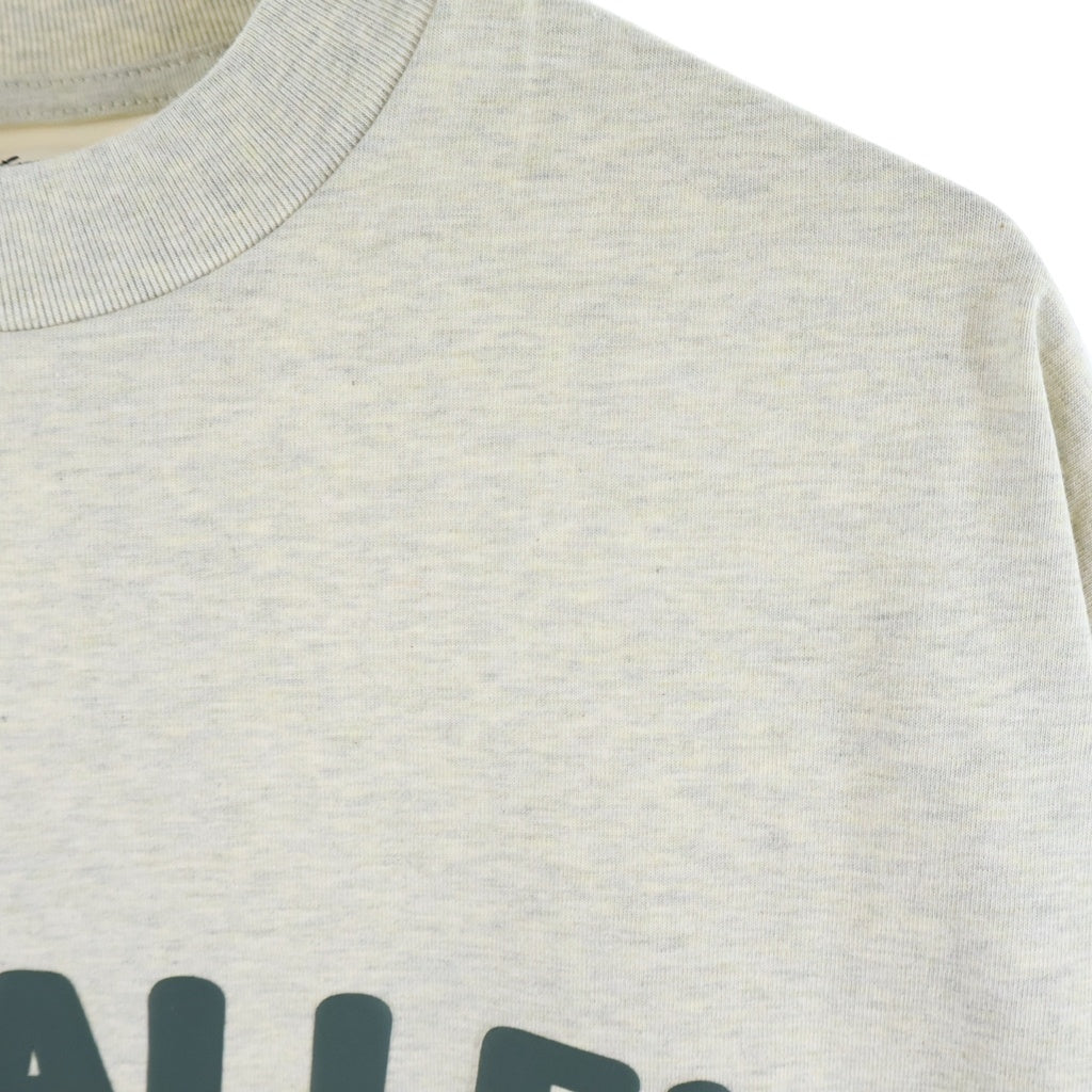 FEAR OF GOD ESSENTIALS(フィアオブゴッド エッセンシャルズ) MERCH TEE BOXY FIT ロゴプリント マーチ ボクシーフィット クルーネック 半袖Tシャツ カットソー グレー