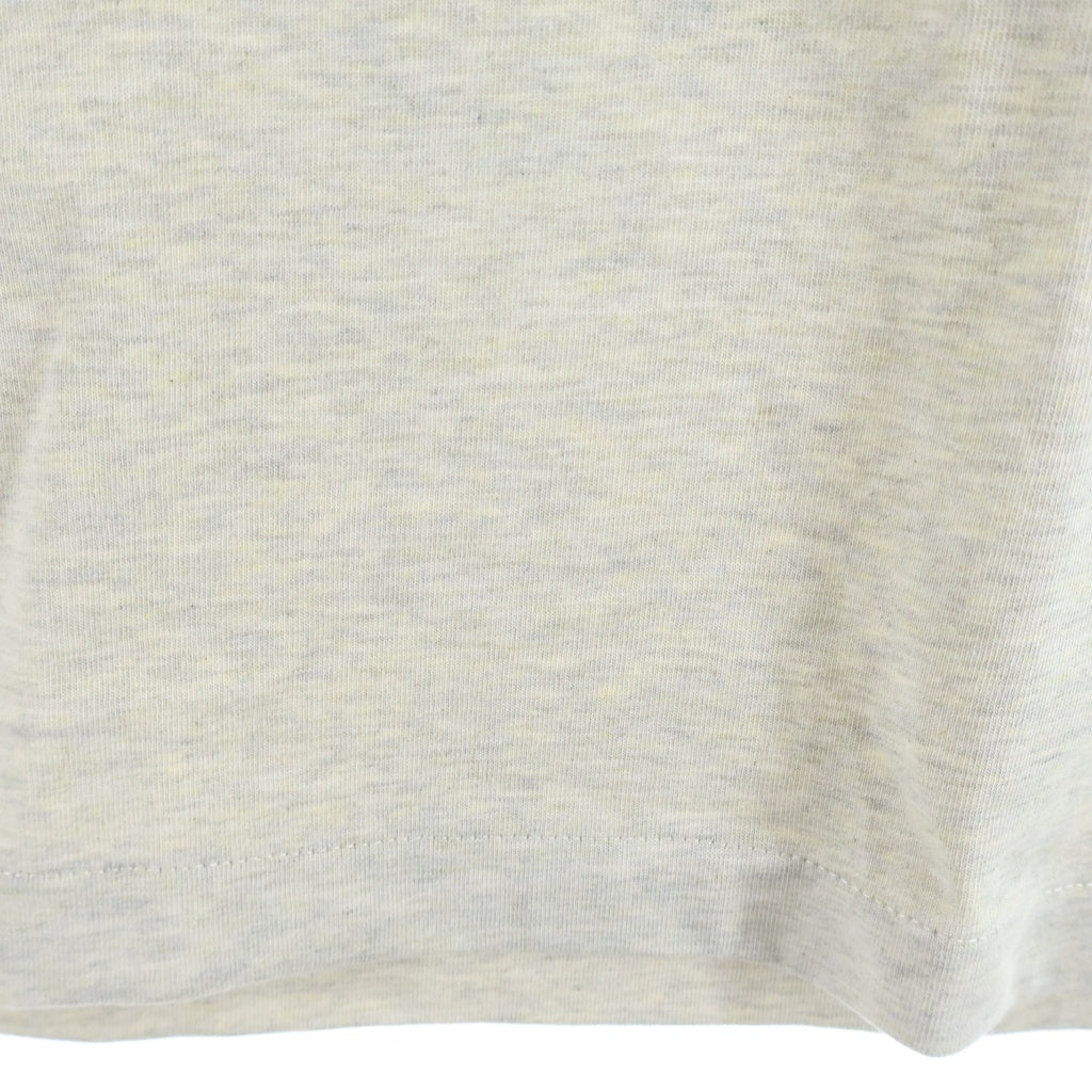 FEAR OF GOD ESSENTIALS(フィアオブゴッド エッセンシャルズ) MERCH TEE BOXY FIT ロゴプリント マーチ ボクシーフィット クルーネック 半袖Tシャツ カットソー グレー