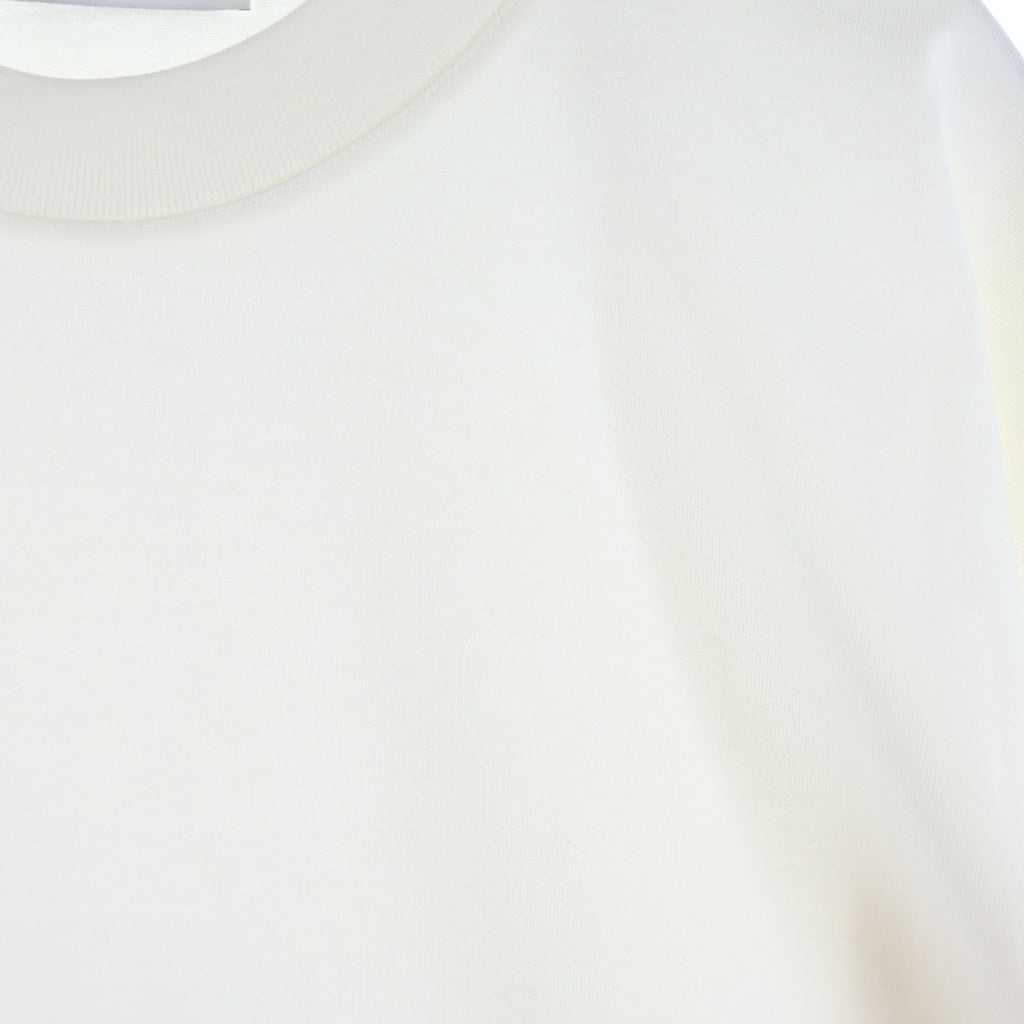 JIL SANDER(ジルサンダー) 26AW L/S T-SHIRTS バーティカルロゴプリント コットンジャージー クルーネック 長袖Tシャツ カットソー ホワイト J22GC0278
