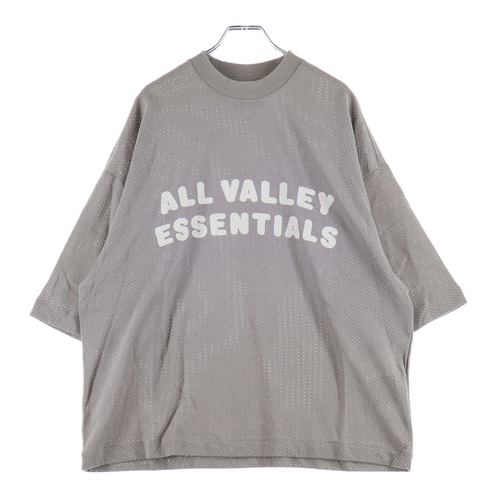 FEAR OF GOD ESSENTIALS(フィアオブゴッド エッセンシャルズ) スポーツ メッシュ ロゴプリント マーチ ボクシーフィット 半袖Tシャツ