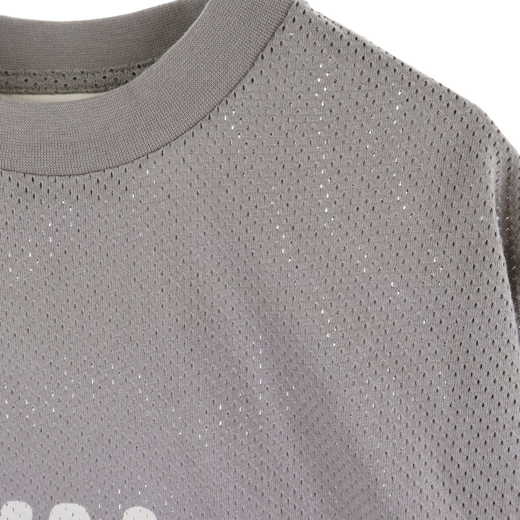 FEAR OF GOD ESSENTIALS(フィアオブゴッド エッセンシャルズ) スポーツ メッシュ ロゴプリント マーチ ボクシーフィット 半袖Tシャツ
