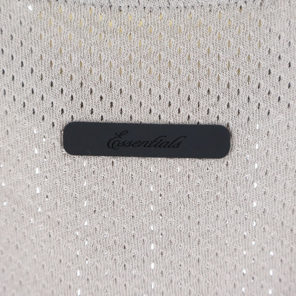 FEAR OF GOD ESSENTIALS(フィアオブゴッド エッセンシャルズ) スポーツ メッシュ ロゴプリント マーチ ボクシーフィット 半袖Tシャツ