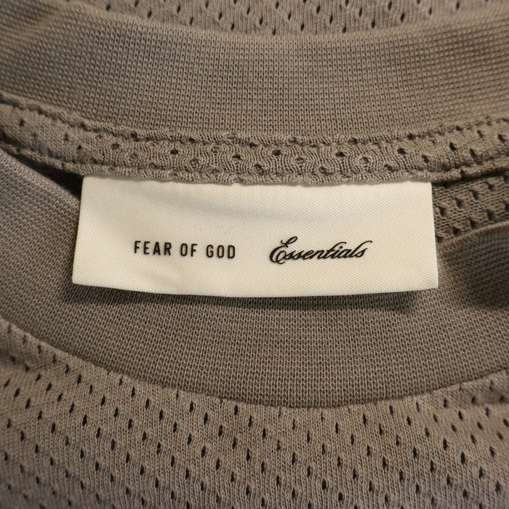 FEAR OF GOD ESSENTIALS(フィアオブゴッド エッセンシャルズ) スポーツ メッシュ ロゴプリント マーチ ボクシーフィット 半袖Tシャツ