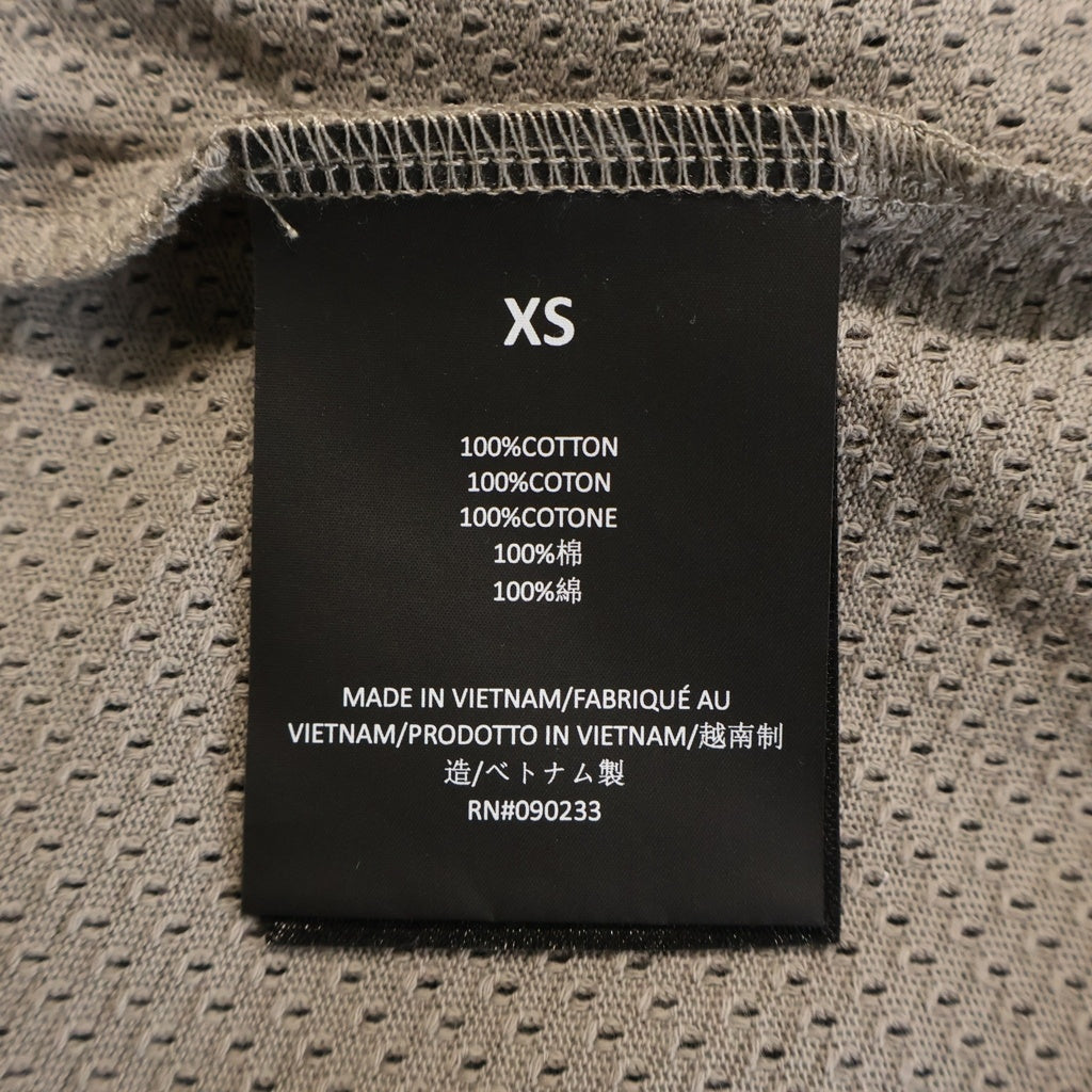 FEAR OF GOD ESSENTIALS(フィアオブゴッド エッセンシャルズ) スポーツ メッシュ ロゴプリント マーチ ボクシーフィット 半袖Tシャツ