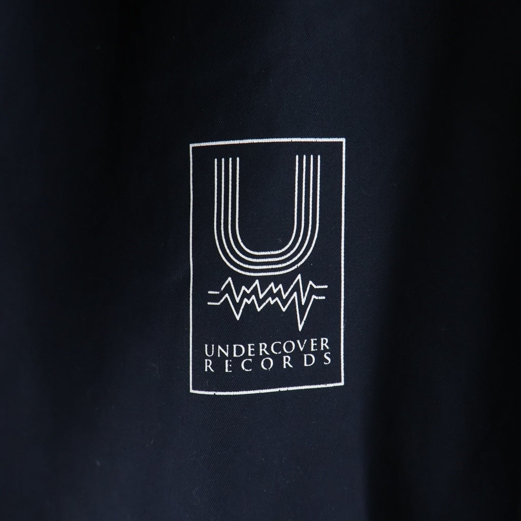 SueUNDERCOVER(スーアンダーカバー) 16SS SOMETHING MUST BREAK サムシング マスト ブレイク バックプリント レザーボタン ステンカラーコート ネイビー UCP9302