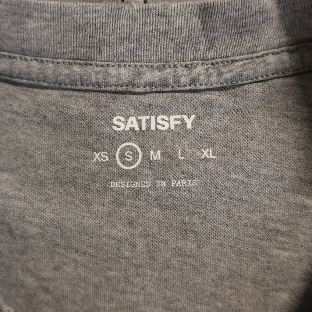 SATISFY(サティスファイ) LSD フロントプリントTシャツ 半袖クルーネックカットソー グレー 11006-81006