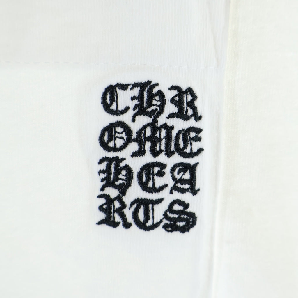 CHROME HEARTS(クロムハーツ) Y NOT LIGHT VERTICAL LOGO CROSS EMBROIDERED ワイノット ロゴエンブロイダリー 胸ポケット クルーネック 半袖Tシャツ カットソー ホワイト
