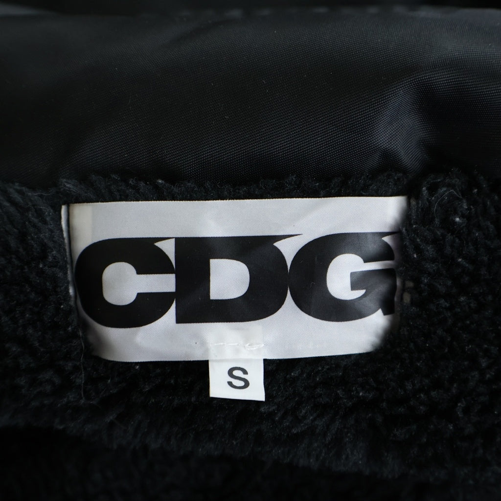 COMME des GARCONS(コムデギャルソン) AD2018 ニットスリーブ 裏地ボア ボタンダウン ロゴプリント ナイロンコーチジャケット ブラック SZ-J007