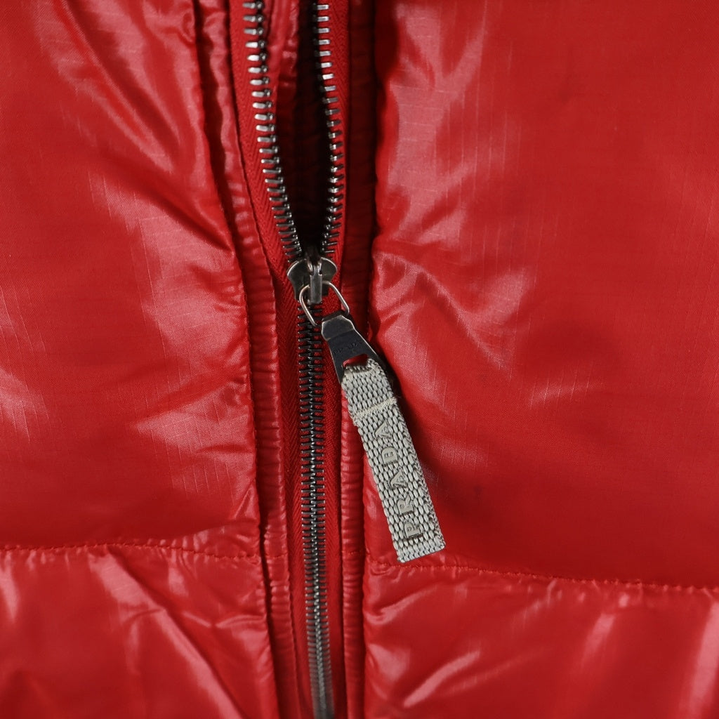 PRADA SPORT(プラダ スポーツ) ロゴワッペン付き ジップアップ ナイロンダウンベスト レッド SGV833