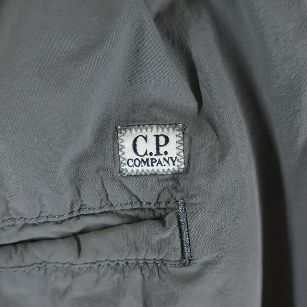 C.P. Company(シーピーカンパニー) 25AW FLATT NYLON BOXY CARGO PANTS フラット ナイロン ボクシー レンズ ジップアップ カーゴパンツ グレー 19CMPA311J-005991G