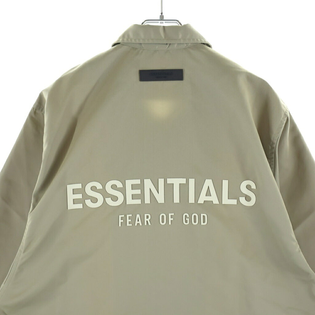 FEAR OF GOD ESSENTIALS(フィアオブゴッド エッセンシャルズ) バックロゴパッチ ナイロン コーチジャケット ベージュ