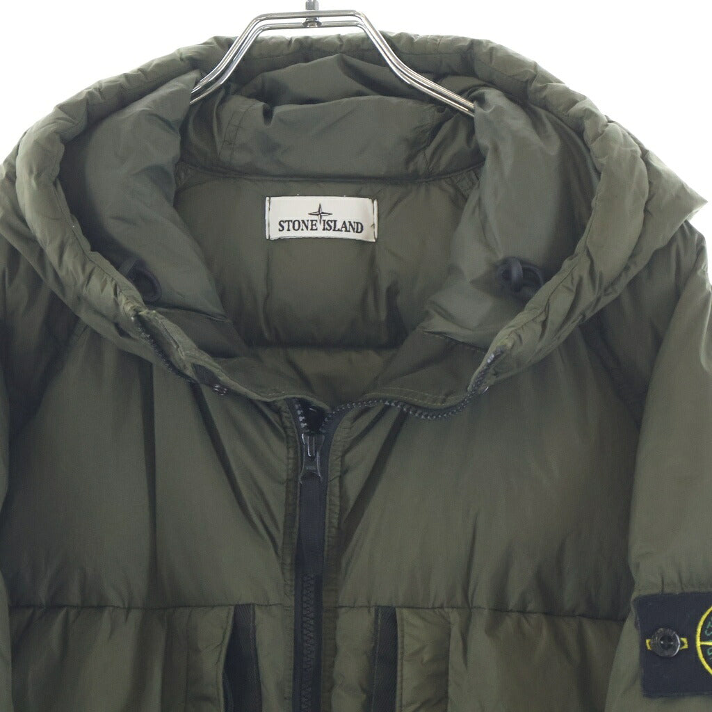 STONE ISLAND(ストーンアイランド) GARMENT DYED CRINKLE REPS RECYCLED NYLON DOWN ガーメントダイ ナイロンレップス ロゴワッペン フーデッドダウンジャケット カーキ 791540723