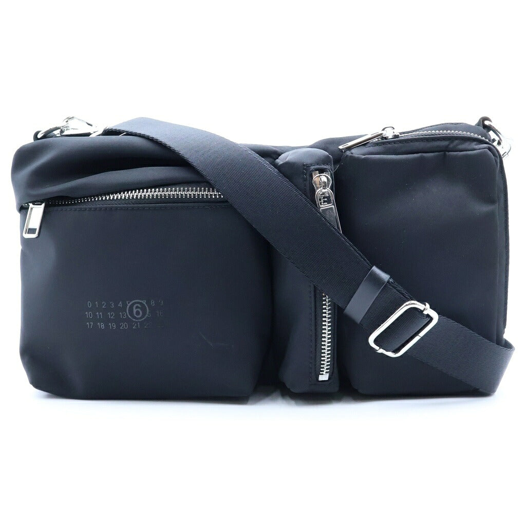 MM6 Maison Margiela(エムエムシックスメゾンマルジェラ) THREE POCKET CROSSBODY 3ポケット クロスボディバッグ ブラック SB5WG0021