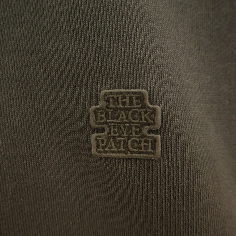 THE BLACK EYE PATCH(ブラックアイパッチ) ワンポイントロゴワッペン付き クルーネックスウェットトレーナー モクグレー