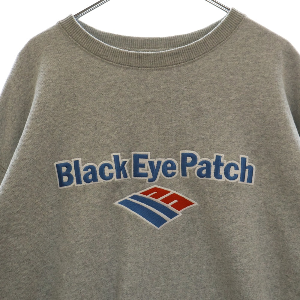 THE BLACK EYE PATCH(ブラックアイパッチ) FINANCAL LOGO CREWSWEAT ロゴ刺繍 クルーネックスウェットトレーナー グレー
