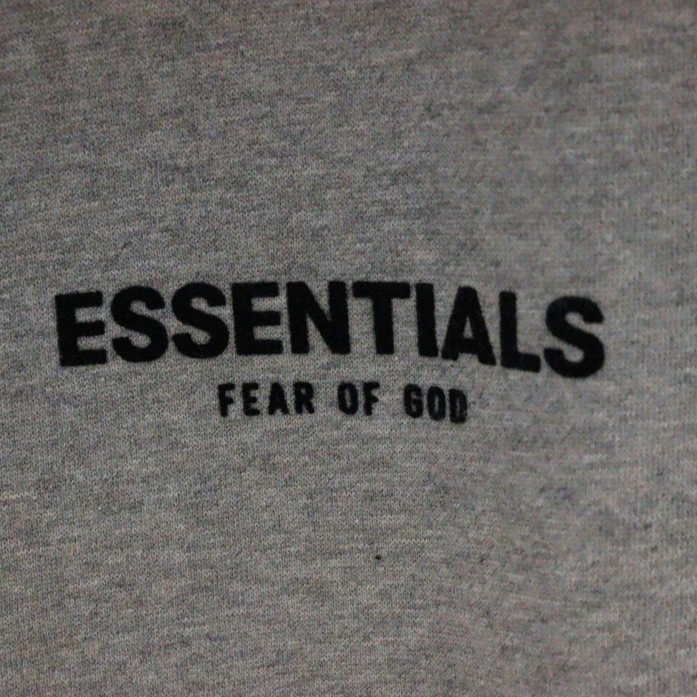 ESSENTIALS FEAR OF GOD(エッセンシャル フィアオブゴッド) Flocky Back Logo Sweat Pullover Parka フロッキーバックロゴプリントスウェットプルオーバーパーカー グレー