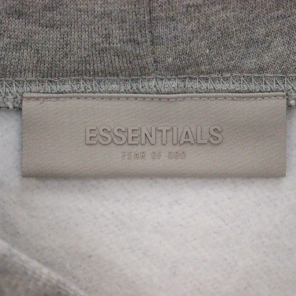 ESSENTIALS FEAR OF GOD(エッセンシャル フィアオブゴッド) Flocky Back Logo Sweat Pullover Parka フロッキーバックロゴプリントスウェットプルオーバーパーカー グレー