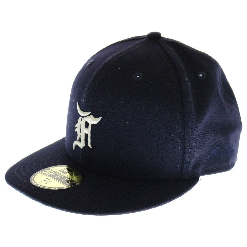 FEAR OF GOD ESSENTIALS(フィアオブゴッド エッセンシャルズ) ×NEW ERA Fitted Cap ニューエラ フィテッド ベースボールキャップ 帽子 ネイビー