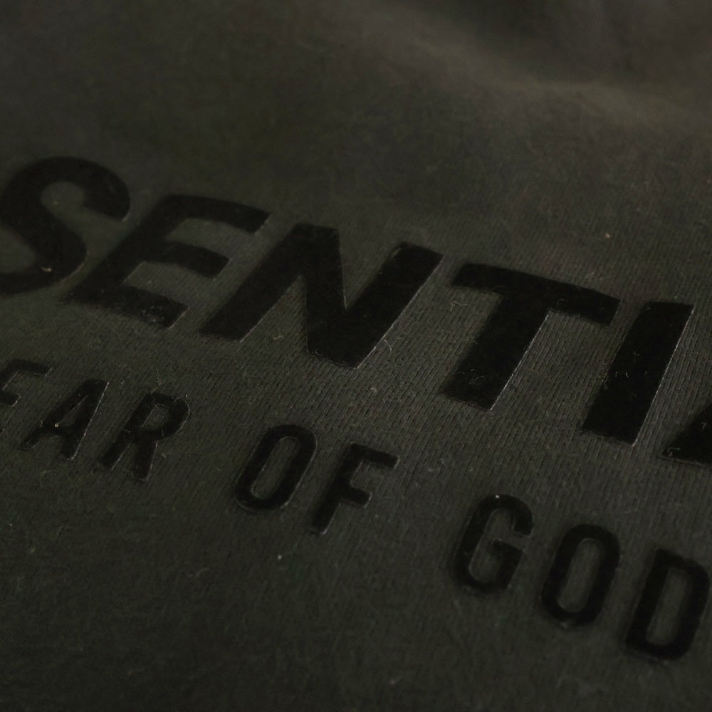 FEAR OF GOD ESSENTIALS(フィアオブゴッド エッセンシャルズ) フェルトロゴ クルーネック スウェット トレーナー ブラック