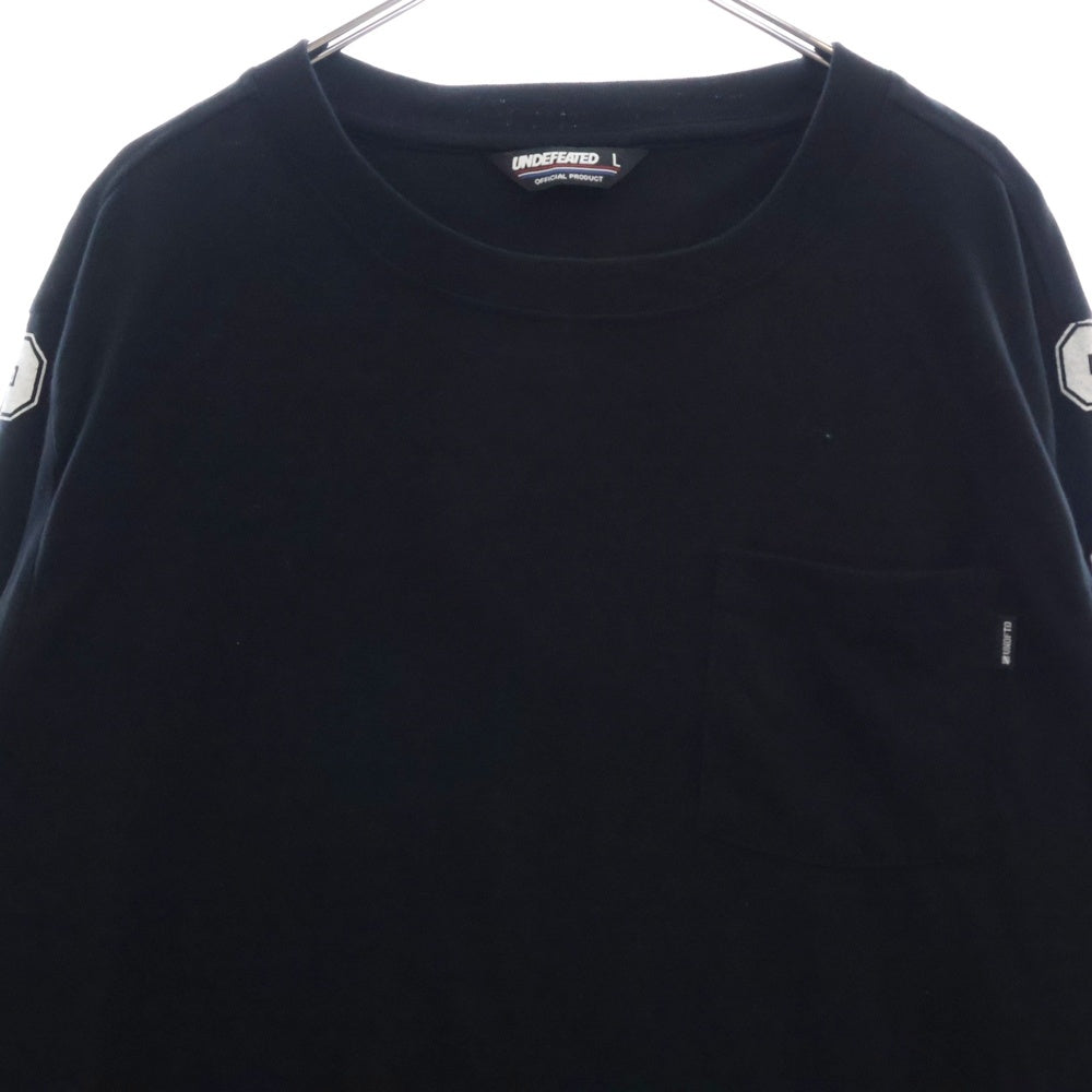 UNDEFEATED(アンディフィーテッド) スリーブロゴプリント ポケット付き クルーネック 長袖Tシャツ カットソー ブラック 514226