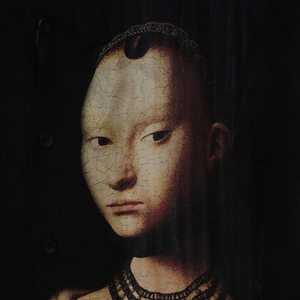 Yohji Yamamoto POUR HOMME(ヨウジヤマモト プールオム) 24SS young girl PB Portrait of Young Girl. プリント シルクサテン 衿角カンベルト付きブラウス ブラック HS-B49-408