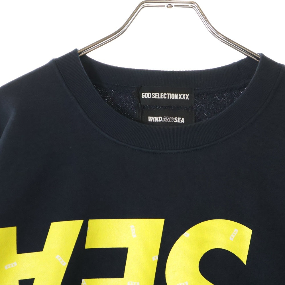 GOD SELECTION XXX(ゴッドセレクショントリプルエックス) 21AW×WIND AND SEA ロゴプリント クルーネックスウェット トレーナー ネイビー/イエロー GX-A21-WSCS-05