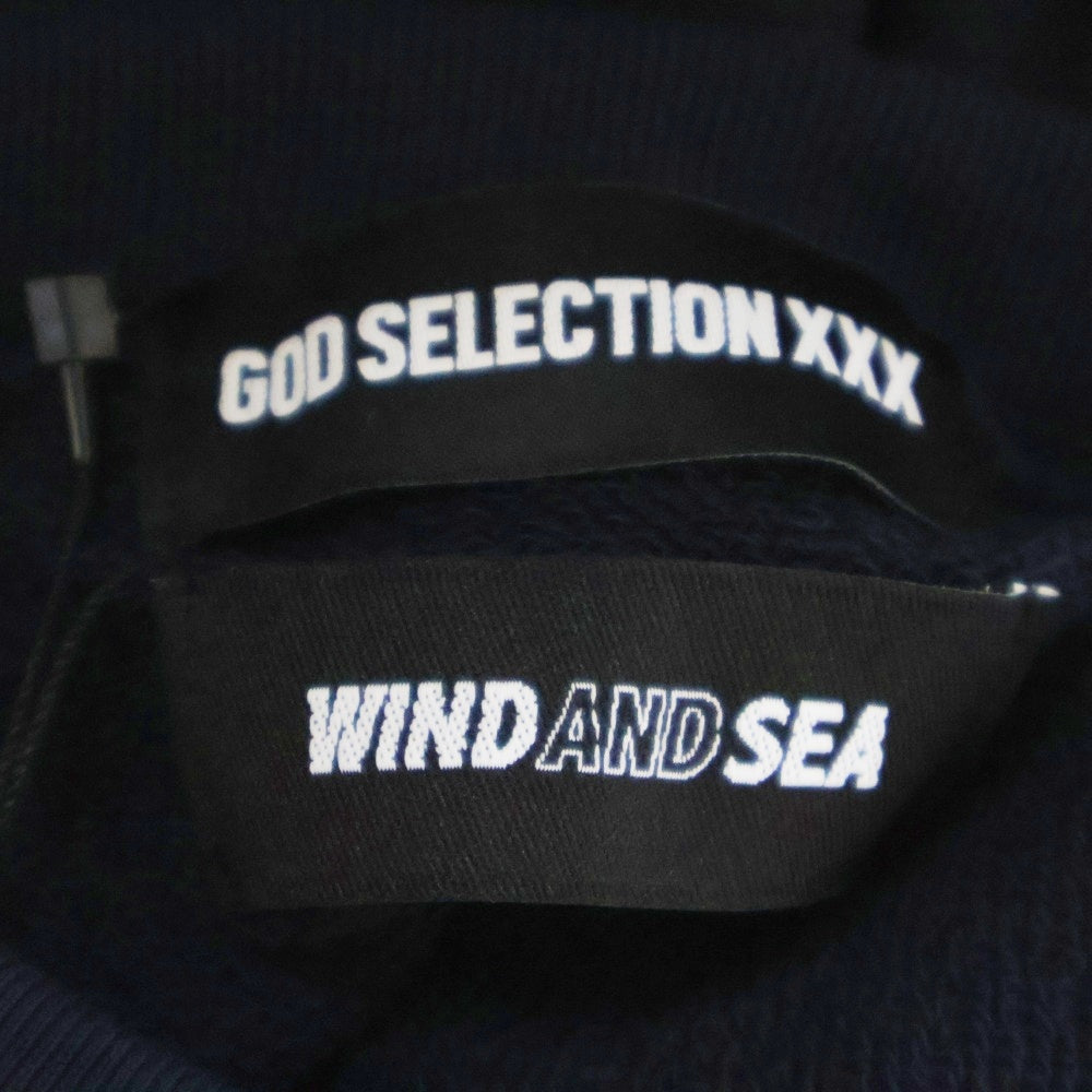 GOD SELECTION XXX(ゴッドセレクショントリプルエックス) 21AW×WIND AND SEA ロゴプリント クルーネックスウェット トレーナー ネイビー/イエロー GX-A21-WSCS-05