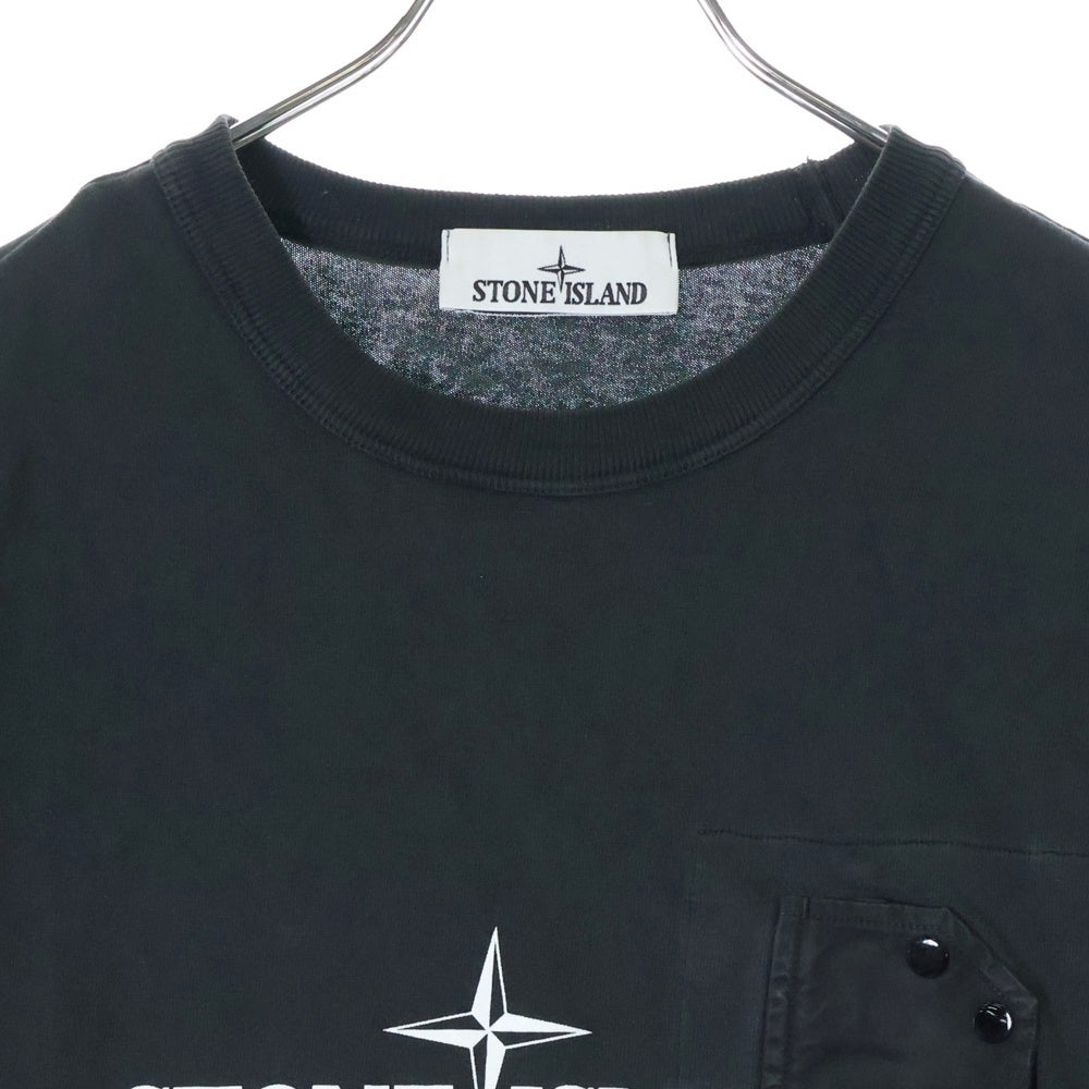 STONE ISLAND(ストーンアイランド) 25SS Pocket Detail Logo T-Shirt ポケット ディティール ロゴプリント クルーネック 半袖Tシャツカットソー チャコールグレー 811521079