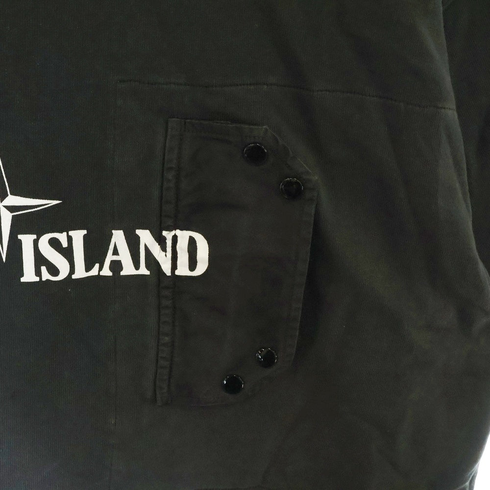 STONE ISLAND(ストーンアイランド) 25SS Pocket Detail Logo T-Shirt ポケット ディティール ロゴプリント クルーネック 半袖Tシャツカットソー チャコールグレー 811521079