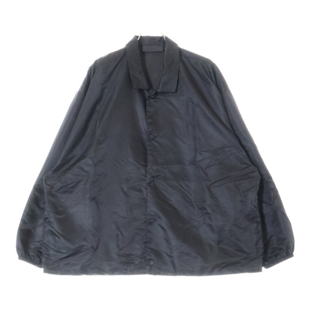 FEAR OF GOD ESSENTIALS(フィアオブゴッド エッセンシャルズ) バックラバーロゴ ナイロン コーチジャケット ブラック