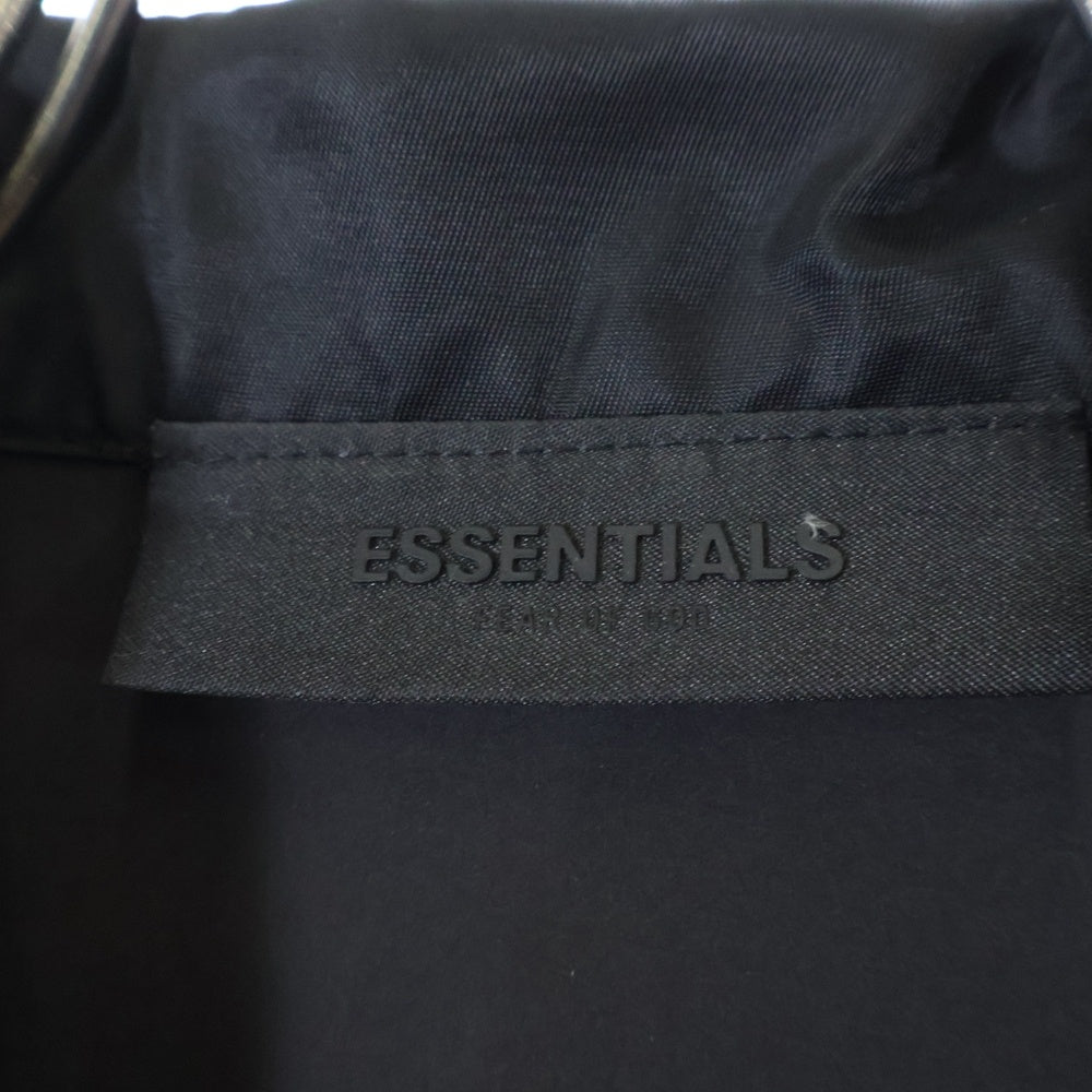 FEAR OF GOD ESSENTIALS(フィアオブゴッド エッセンシャルズ) バックラバーロゴ ナイロン コーチジャケット ブラック