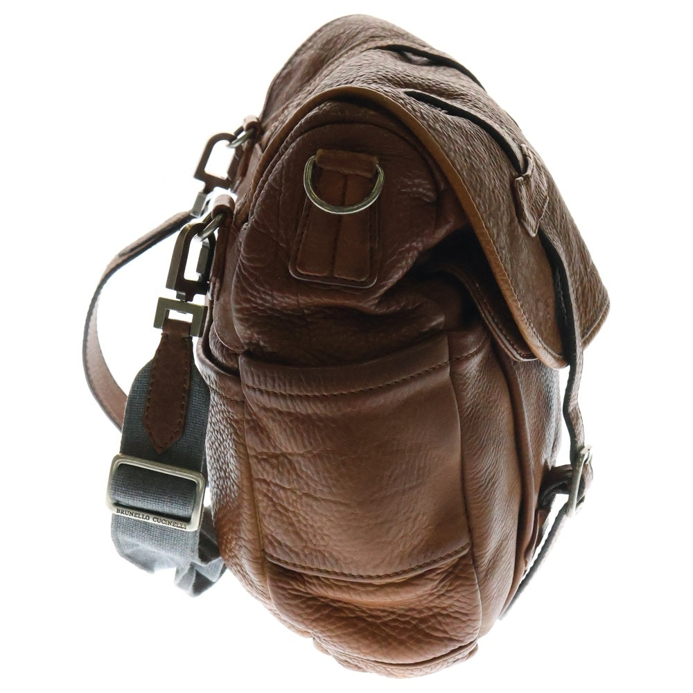 BRUNELLO CUCINELLI(ブルネロクチネリ) エンボスロゴ レザー メッセンジャーバッグ ショルダーバッグ ブラウン