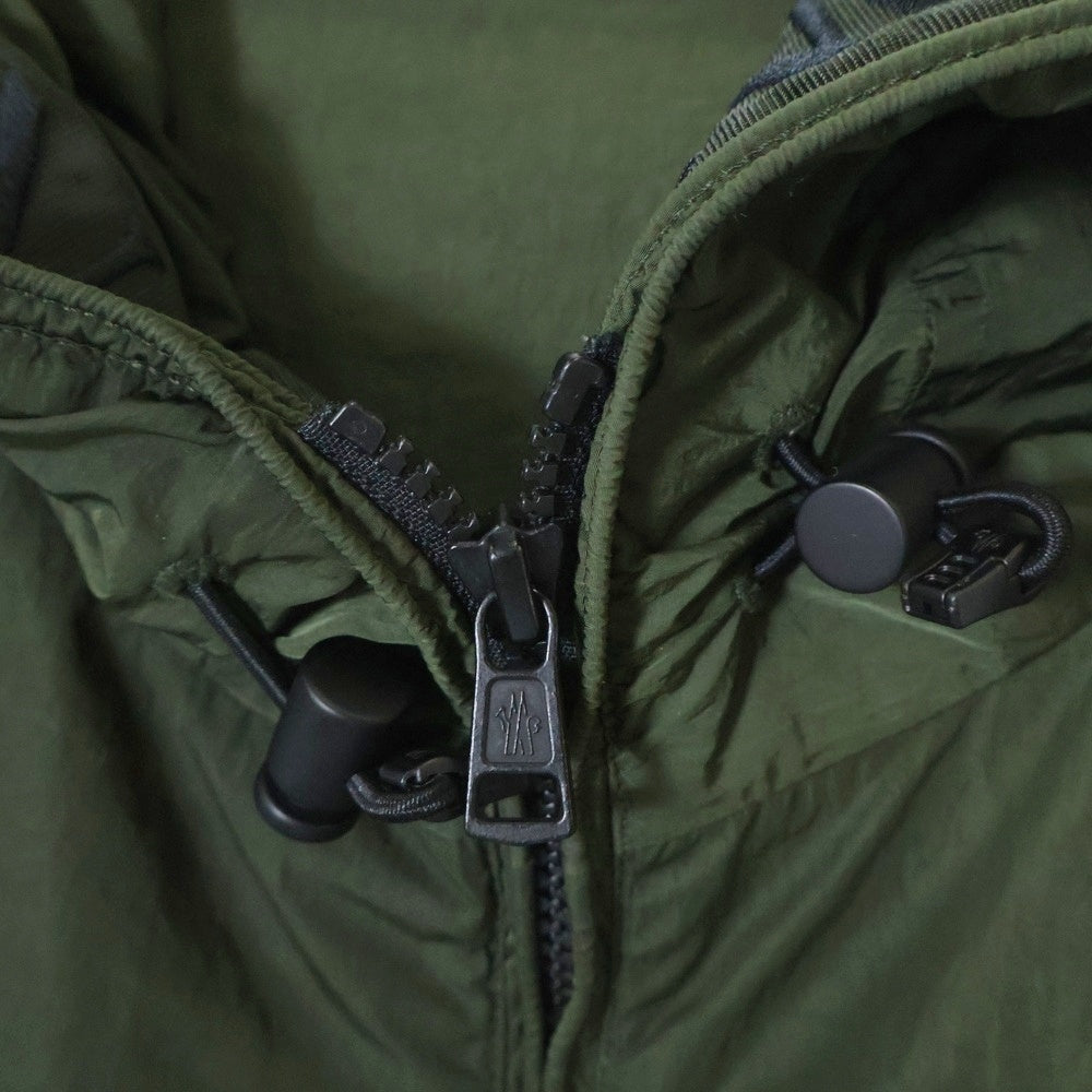 MONCLER(モンクレール) 20SS SCIE GIUBBOTTO ロゴ刺繍 フーデッド ジップアップ ナイロンジャケット カーキ F10911A70060 53705