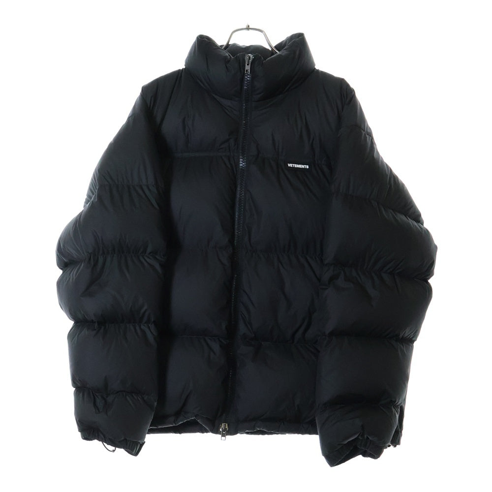 VETEMENTS(ヴェトモン) 21AW LOGO PUFFER JACKET フロントラバーロゴ バック刺繍 ダウンジャケット ブラック UA52A550B