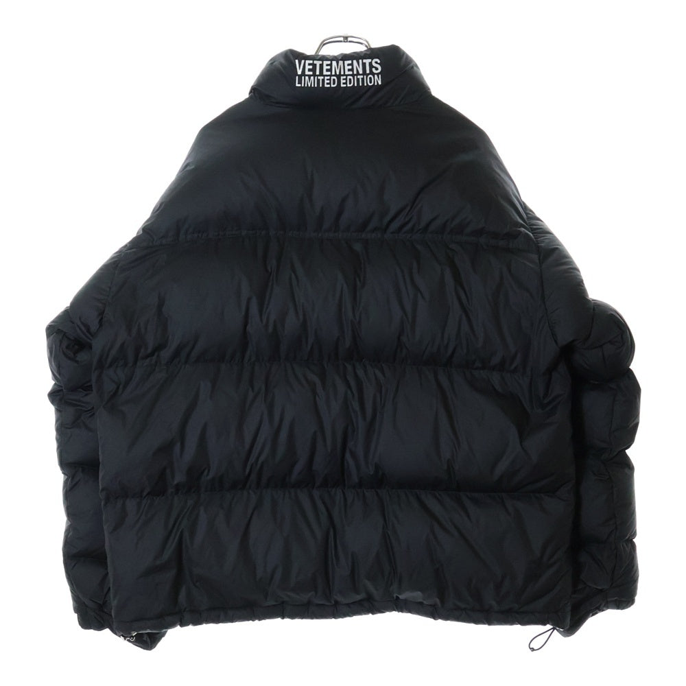 VETEMENTS(ヴェトモン) 21AW LOGO PUFFER JACKET フロントラバーロゴ バック刺繍 ダウンジャケット ブラック UA52A550B