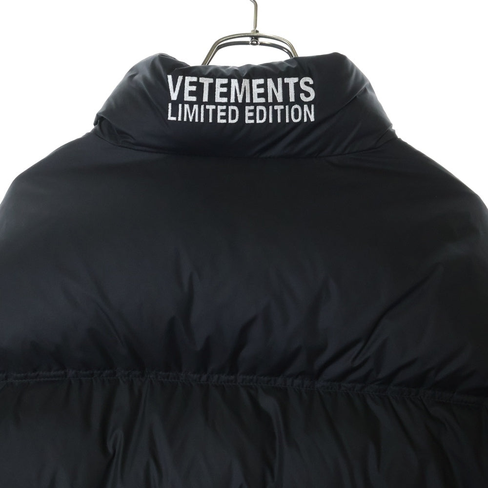 VETEMENTS(ヴェトモン) 21AW LOGO PUFFER JACKET フロントラバーロゴ バック刺繍 ダウンジャケット ブラック UA52A550B